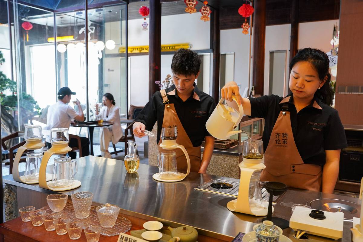 茶饮门店操作台 工作人员分装低咖啡因茶底