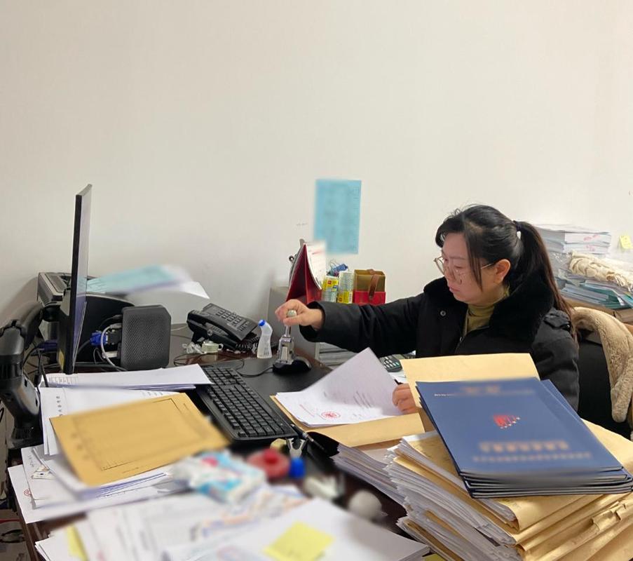 律师伏案整理房产纠纷案卷场景