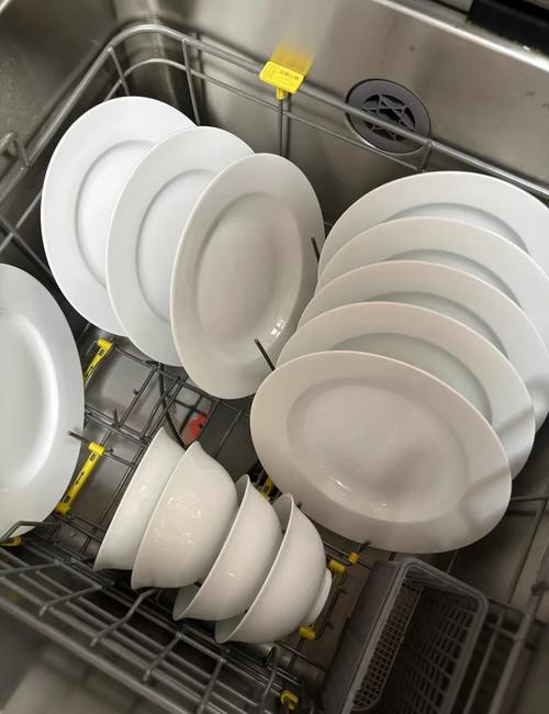 不同材质餐具分类清洁场景图