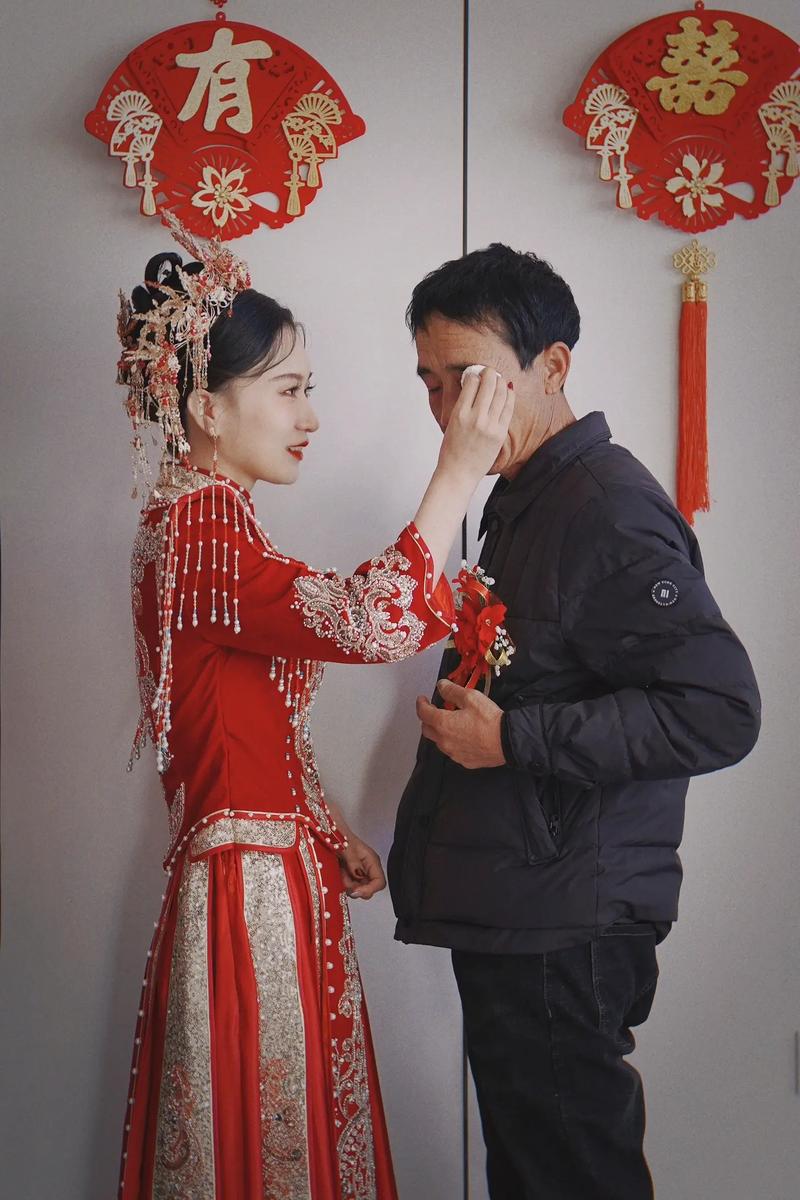 婚礼上父亲与新娘跳舞时流泪的侧脸特写,暖色调灯光