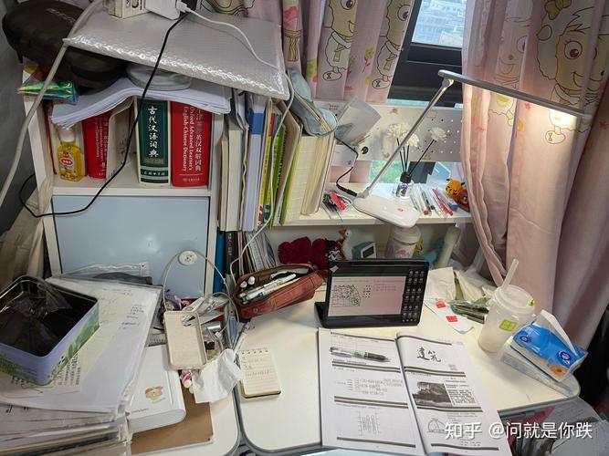 乱堆电子设备的家用书桌实拍