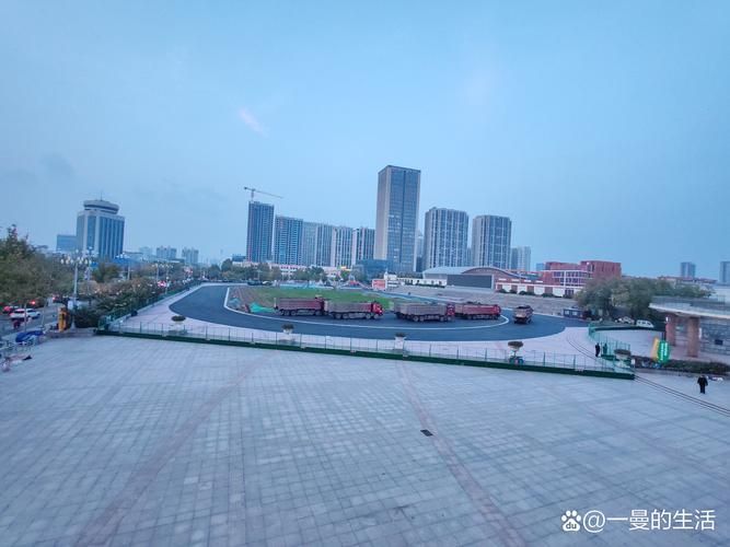 快跑！别人已经在抢跑道上铺沥青了