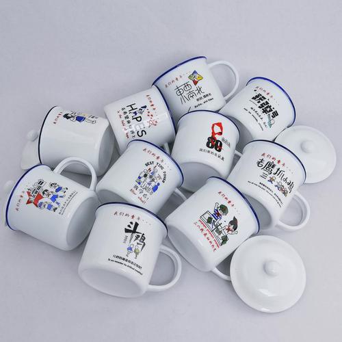 律师办公桌上的陶瓷茶缸和咨询便签