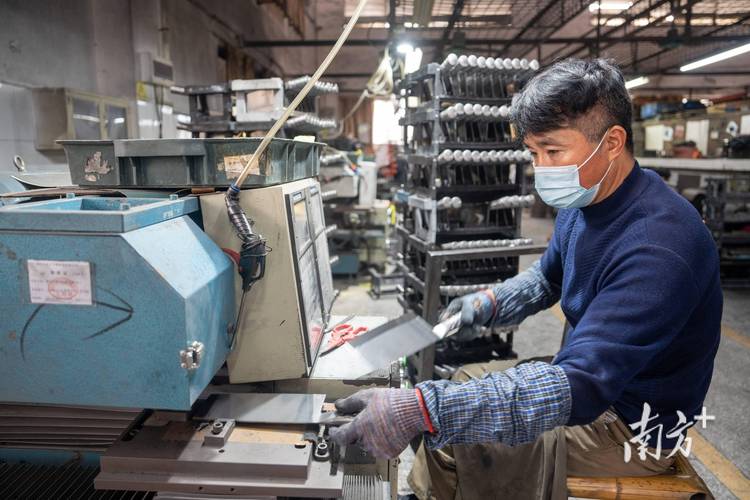 非标刀具厂家生产车间打磨刀具实拍