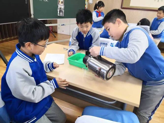 小学生分组进行纸船实验中培训问题解决能力