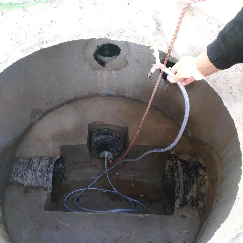 装修工人用气囊堵住地漏做闭水试验