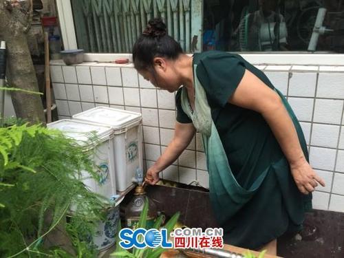 阳台角落的波卡西堆肥桶内部分层示意
