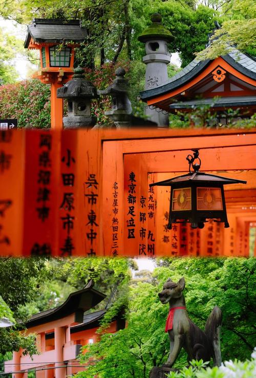 京都伏见稻荷大社千本鸟居 游客穿梭