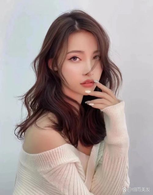 方脸女生侧分波浪长发示意图