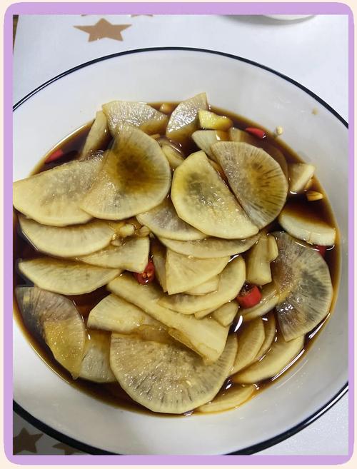 家用餐桌陶瓷盘装半碟腌萝卜
