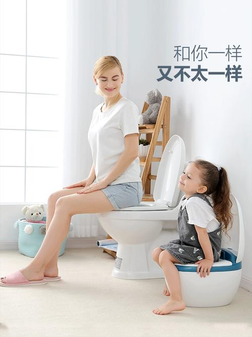 妈妈陪两岁宝宝练习坐小马桶实景图
