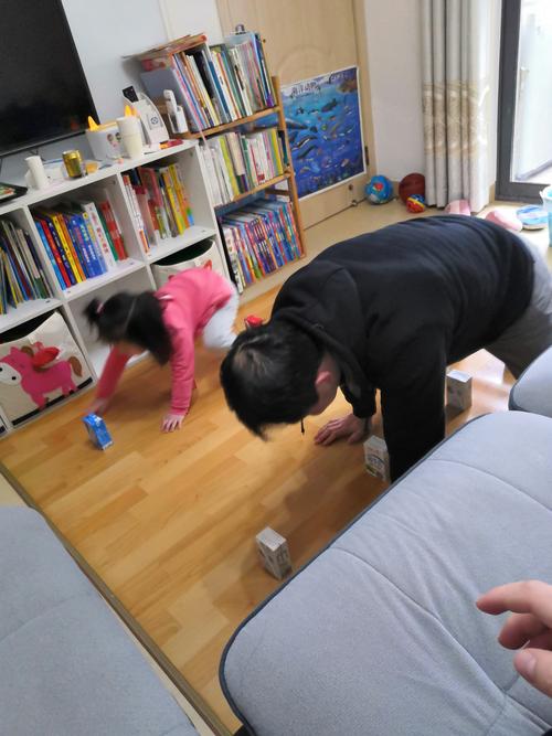 亲子在家客厅玩木头人核心力量游戏的日常