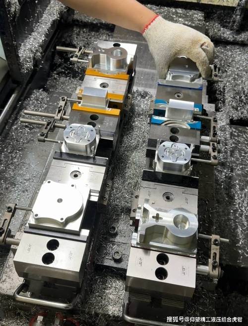 机加工车间手动虎钳夹具装夹工件实拍