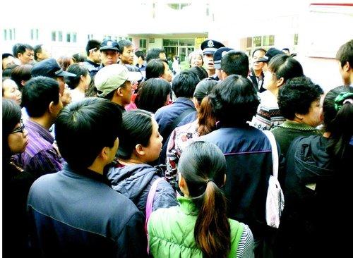幼儿园报名现场家长排队焦急等待