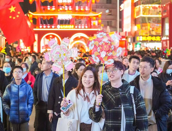 广州越秀区教育路迎春花市037档桃花摊年三十晚场景