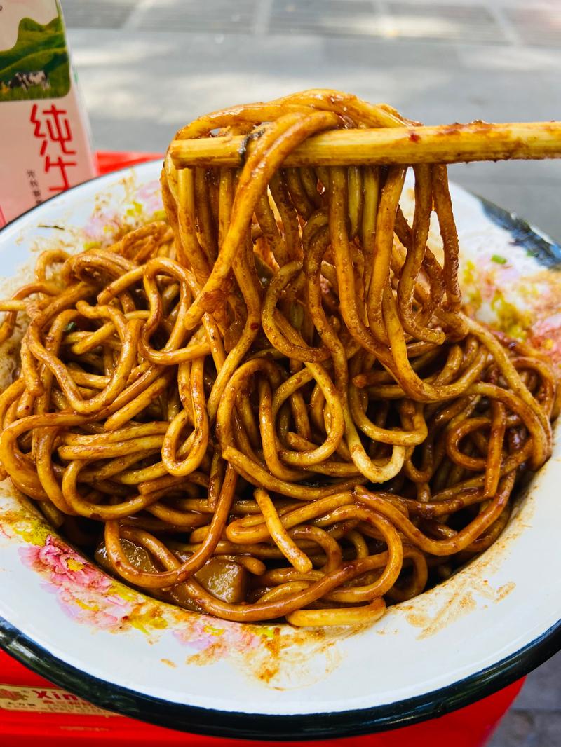武汉水塔巷口搪瓷碗装热干面