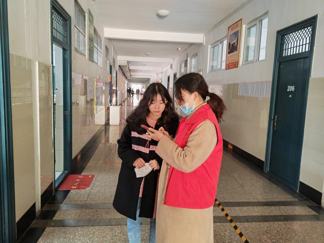 高中走廊抱通知的学生干部