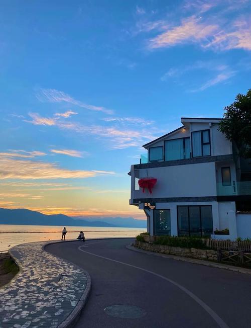 大理才村临海民宿露台看洱海日出场景