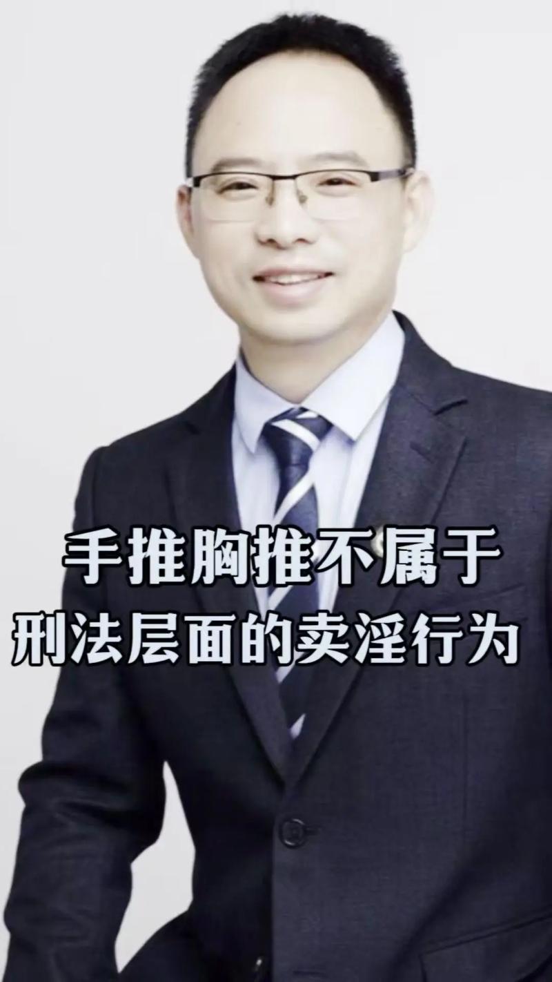 北京劳动律师马晓胜在办公室整理案件证据