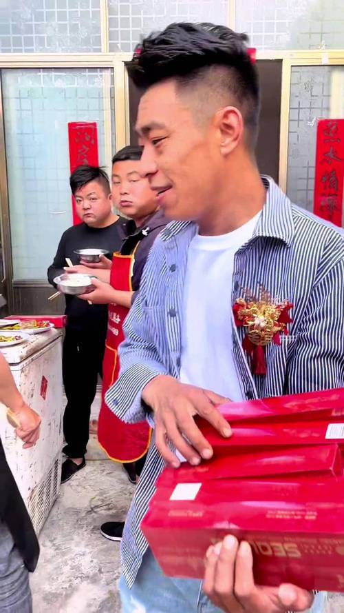 新郎给长辈点喜烟的特写瞬间
