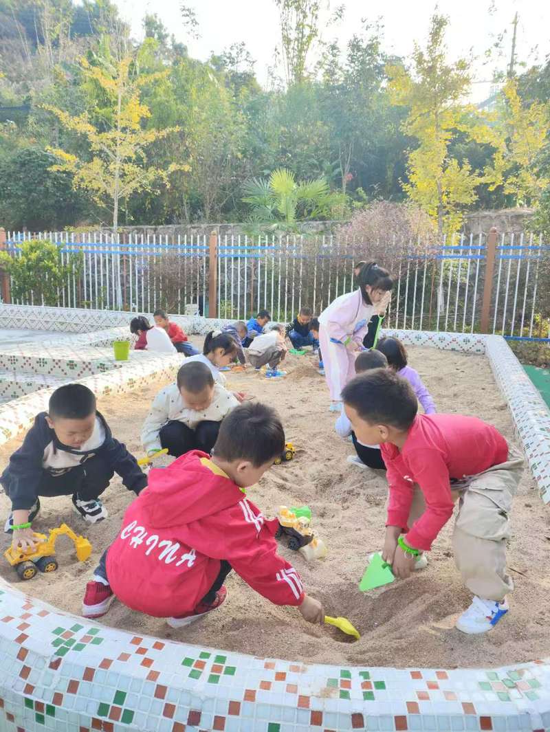 幼儿园中班孩子户外玩沙游戏场景