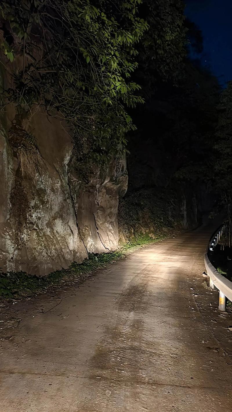 月亮山夜爬小路