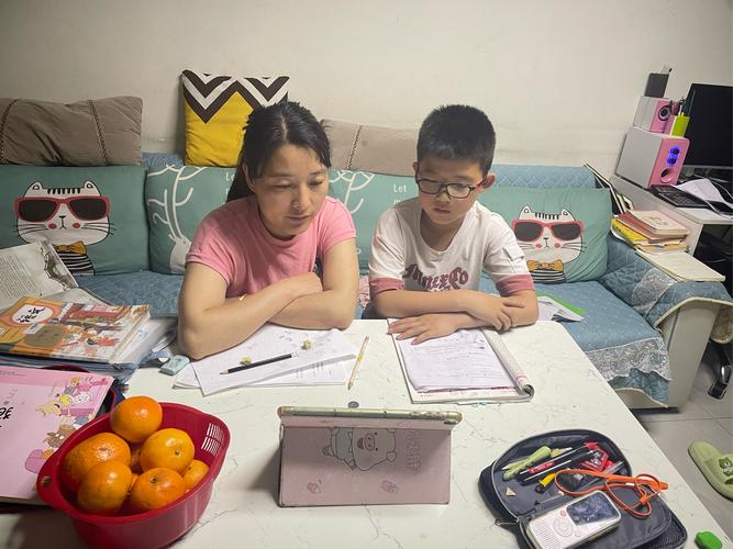 小学生在家教妈妈做数学题场景