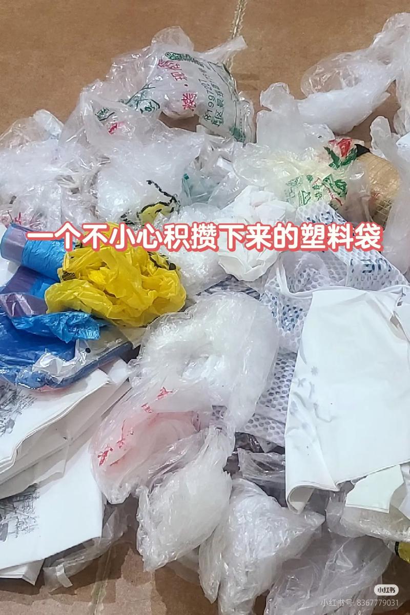 家庭日常堆积的一次性塑料用品实拍