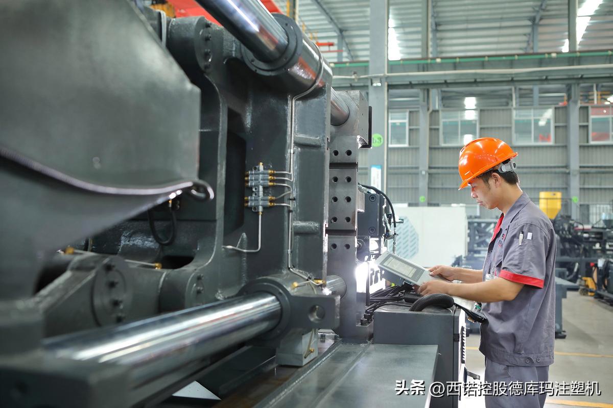 工厂注塑机操作工班前预防性维护点检实拍
