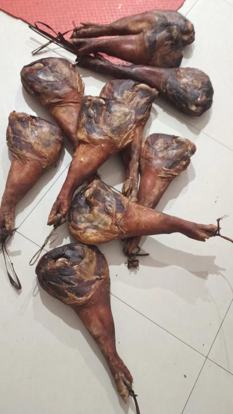 南漳山农户家土灶腊猪蹄配鲜山茱萸果盘