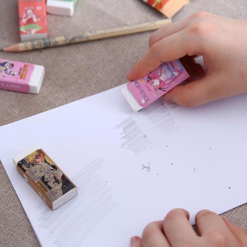小学生反复擦写磨损的卡通橡皮