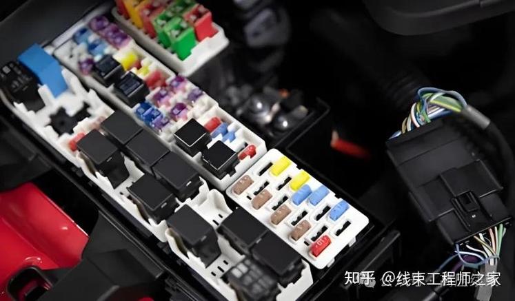 拆解后汽车燃油继电器粘连烧蚀触点