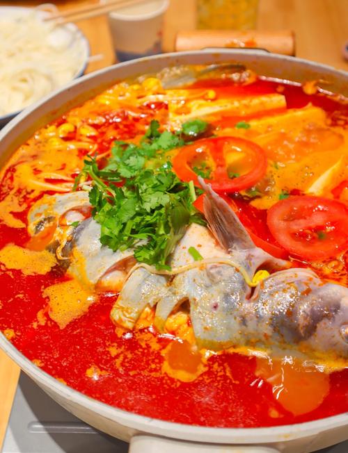 酸汤鱼沸腾特写,鱼肉纹理清晰可见