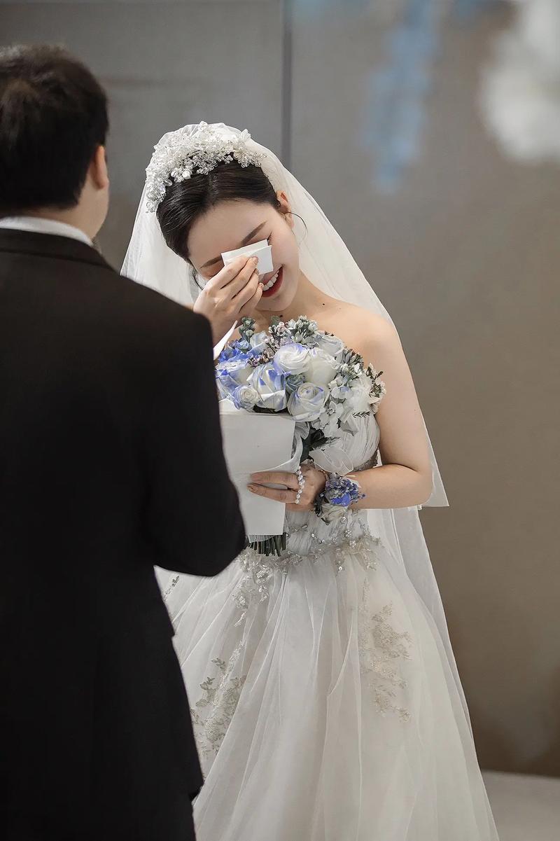 新人交换誓言时流泪的感人婚礼摄影