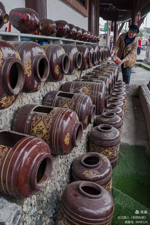 西安老城巷口晒暖卖稠酒的陶缸摊