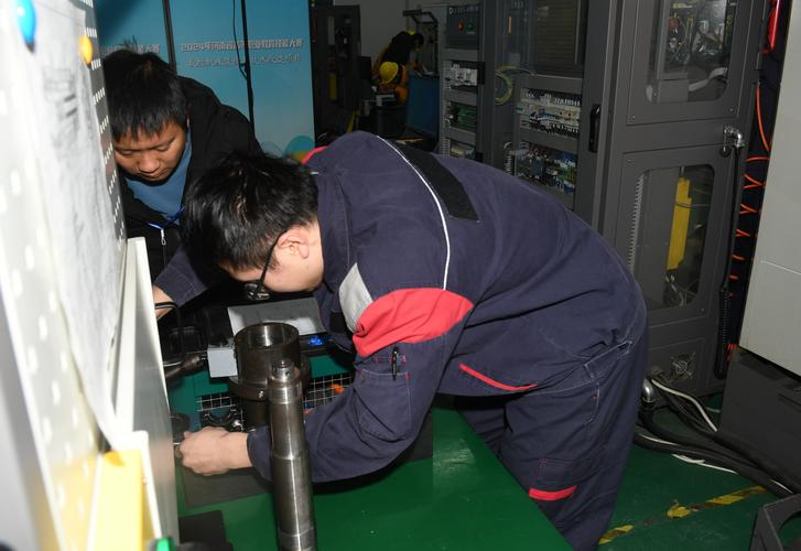 高职学生操作数控机床加工零件