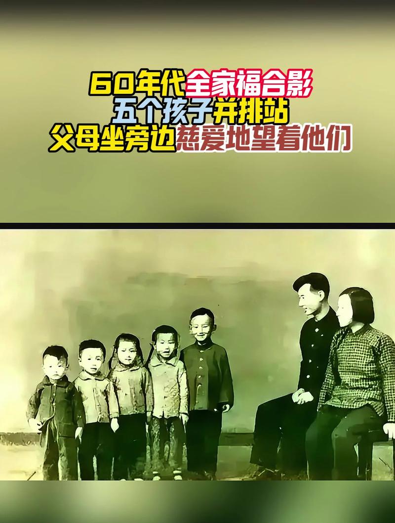 父亲和女儿一起整理旧照片讲述家族历史