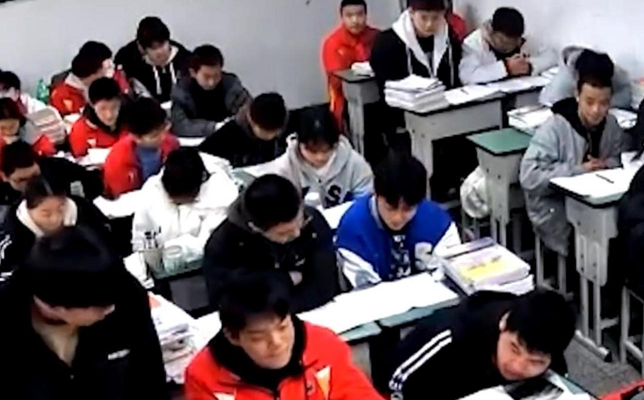 中小学教室学生低头躲避老师提问场景