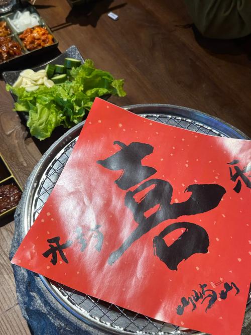 社区调解室桌上摊着的书法作品照片和烤串店外卖包装截图