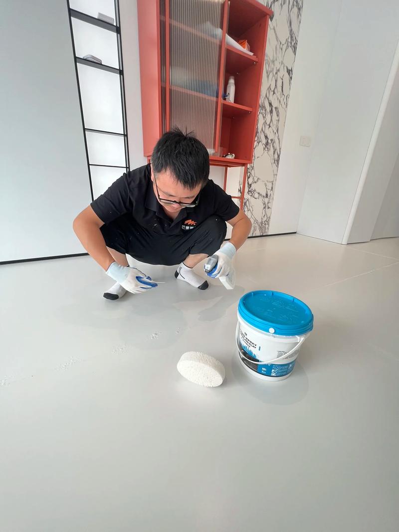 装修填缝剂施工环氧彩砂擦洗现场图