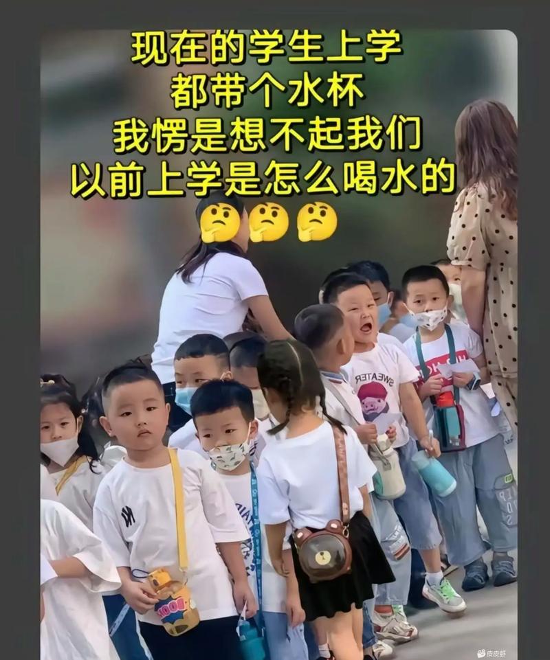 校门口母亲为孩子送水壶情景实拍