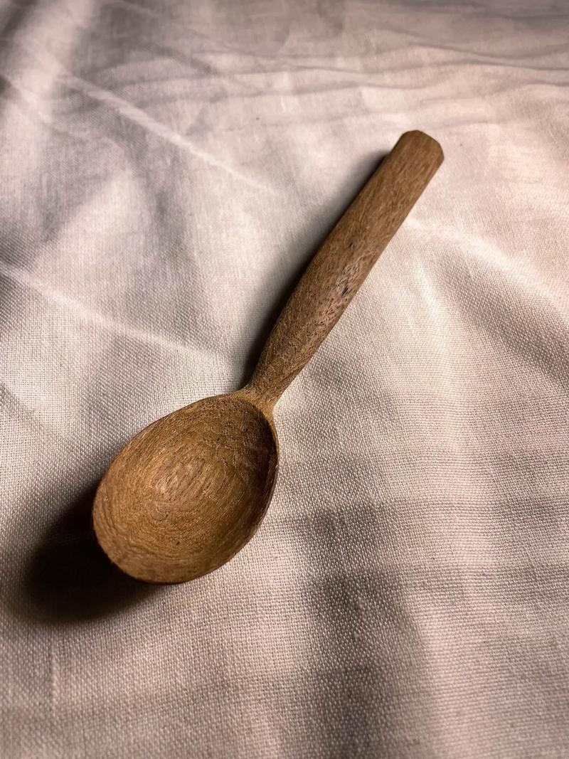 手工木勺挖勺过程木质纹理特写