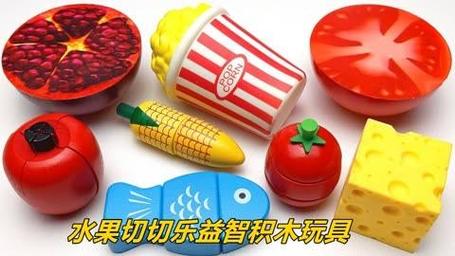厨房台面上切好的番茄块与儿童计数用的塑料积木