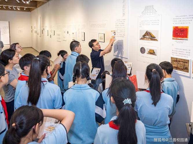 研学旅行孩子们在博物馆导师指导下绘制文物图