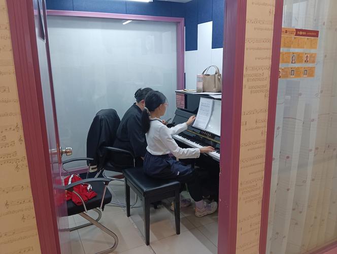 乐器老师耐心指导学生手型