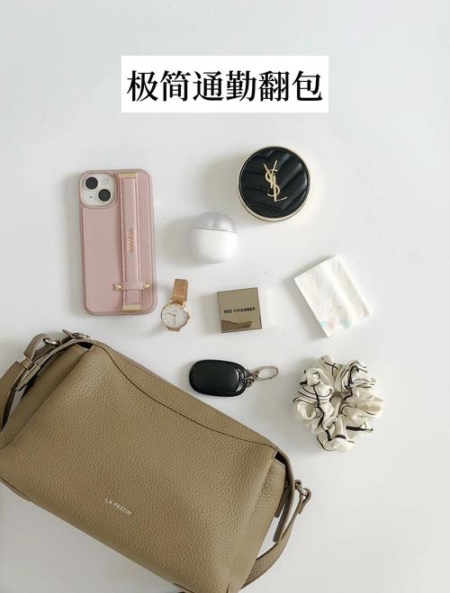 精简后分层通勤包内部布局实拍