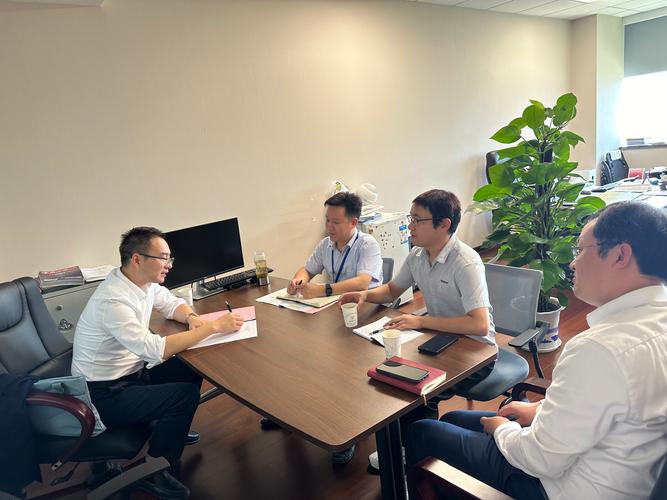 技术经理人与企业代表商务洽谈