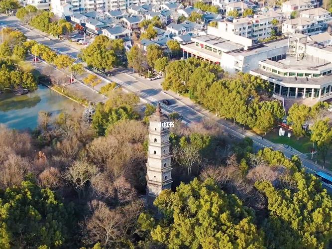 池州百牙山公园青石板步道上的百牙塔全景