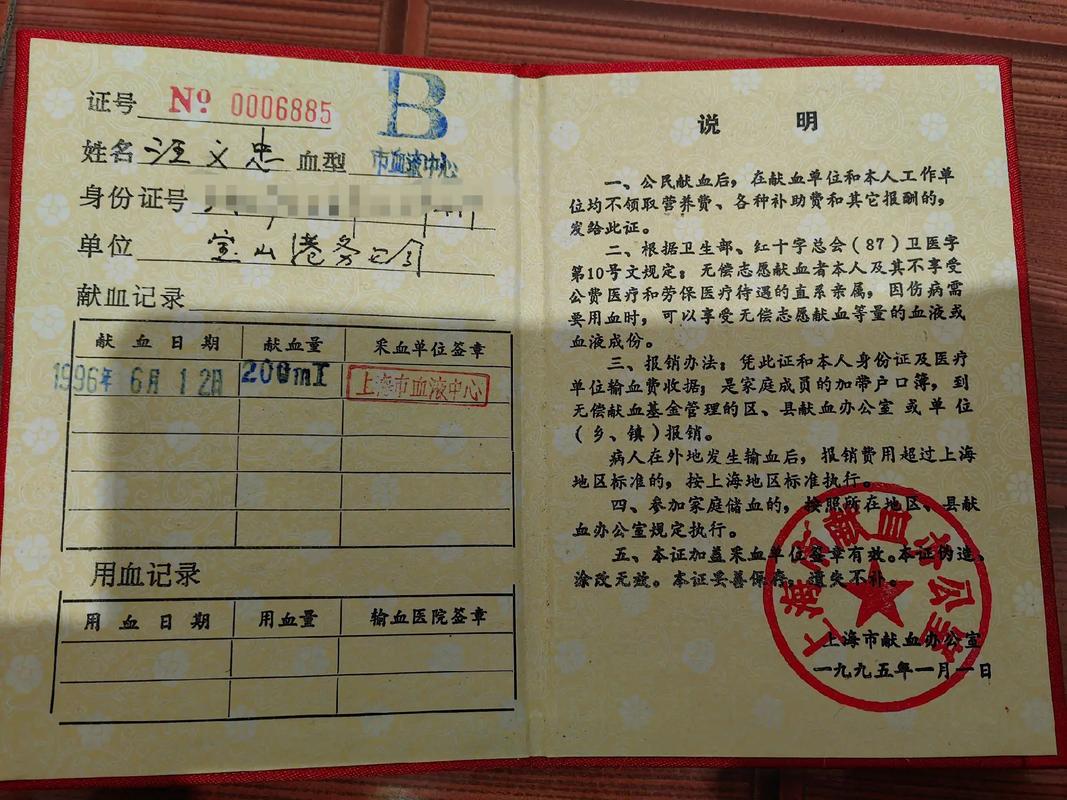 大学生抽屉堆放的各类无用证书实拍