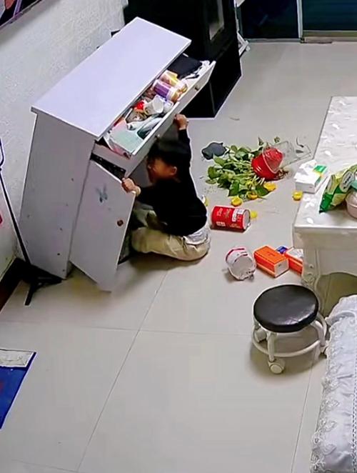 儿童房抽屉柜倾倒砸向幼儿的模拟场景图